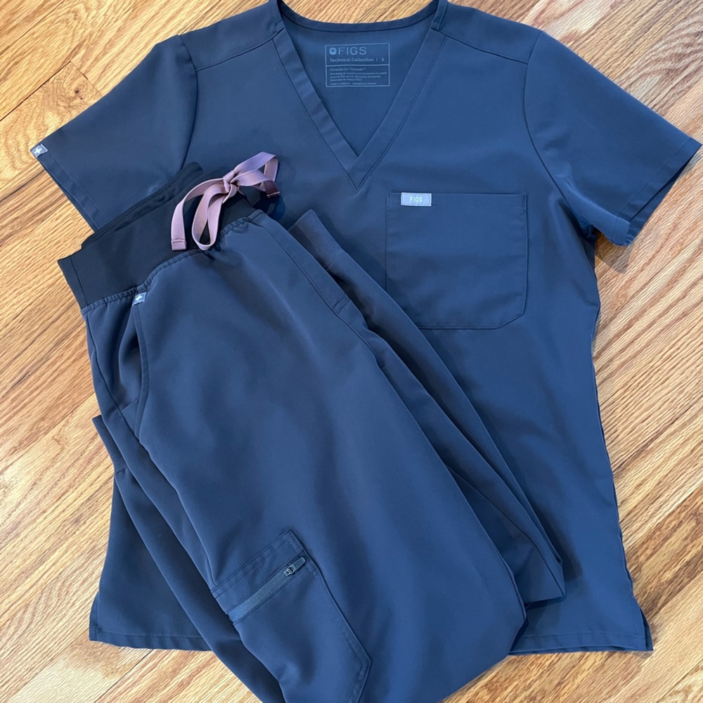 Figs gray scrub set